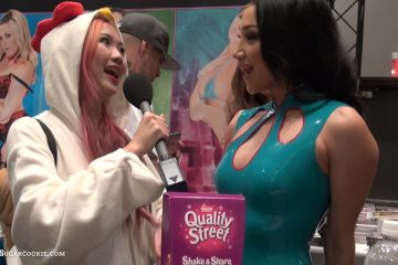 Asian pornstar Vicki Chase and Harriet Sugarcookie